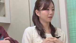 奥様が内見中に不動産屋と死角で衝突する。