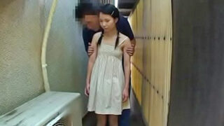 ロリコンが近所の美少女を路地裏に誘い、いたずらをする