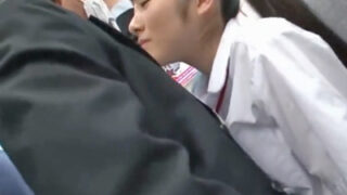 電車内でサラリーマンを密着させ、痴漢を誘発する痴女JK
