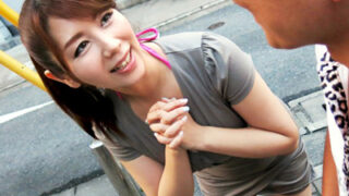 国民的熟女が普段とは違うおちゃめな痴女SEX姿を披露