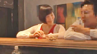 悪徳バーテンダーがカップルに眠り薬を混入させ、寝取る。