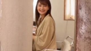 美少女が初めての顔射と潮吹きを経験