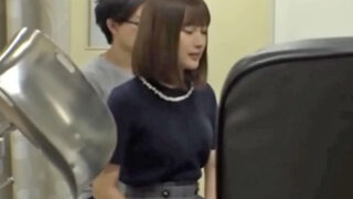 治療名目で中出しする産婦人科の人妻