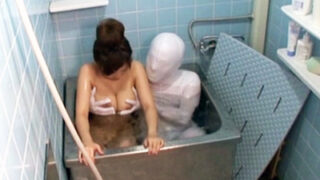 透明人間のドリンクを手にした父が娘の処女を奪う