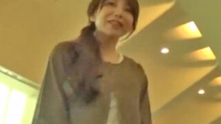 美形妻がイケメンに後ろから抱かれ、うっとり絶頂