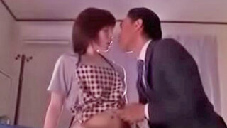 不倫相手に中出しされる美人妻