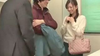 新妻がイケメン不動産屋の大胆なボディタッチに我慢できない