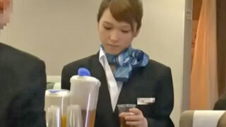 スイートクラスの客は何でも許可され、CAが機内トイレで中出し。