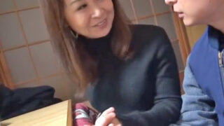 未亡人が久しぶりのアプローチに流される