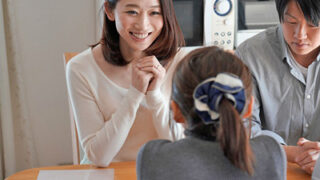 夫が窓から知人と妻の淫らな姿を目撃する