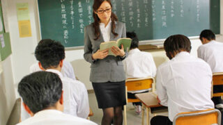 生徒の言うことに従い、欲望に応え続ける女教師