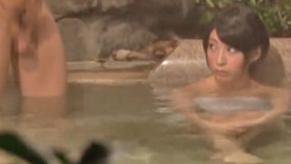 混浴風呂でデカチンを見せられ、発情した人妻がハメられる