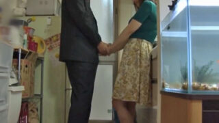 若い男の熱烈アタックで不倫に堕ちる妻