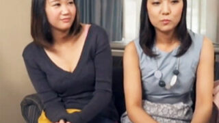 娘に見守られながら絶頂する母親が、いつの間にか3Pに。