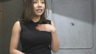 セクシー美女が男たちに中出し・ぶっかけされる