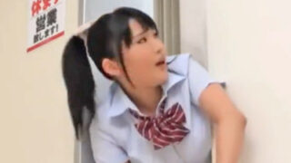 エレベーターに挟まれたJKをレイプ