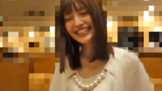 欲求不満のセレブ妻が輪姦サークルを訪れる。