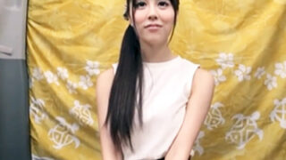 目隠し美女に隠れた男が口で奉仕し、そのまま生ハメして中出しに成功。