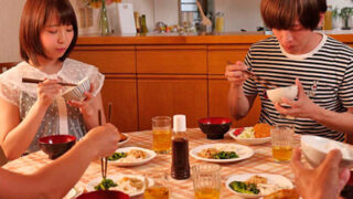 再婚した親の連れ子が実はセクシー女優で、だんだん関係が深まる。