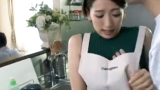 母がオナニーをしているのを見て、父が隠れて暴走するようになる日々が始まる。