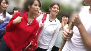 合宿中の爆乳ママバレーチームの専用チンポ化された民宿バイト