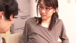 隠れ巨乳の地味姉が勃起して嫌々ヌく