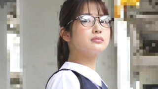 美少女が極悪な黒いチンポの痴漢に中出しされる。