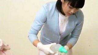 優しいナースが勃起チンポを見せ付け、中出しさせてくれる