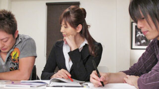 厳しく指導しつつ生徒を誘う家庭教師