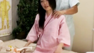 隣で施術中の旦那にエロマッサで感じ、浮気する淫乱妻