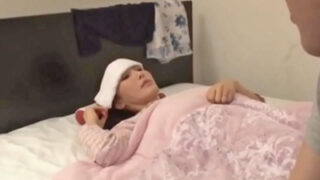 熱がある母親を看病しながら性行為をする息子の物語