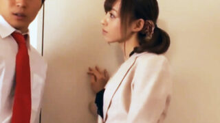 美女が愛する二人の青春に割り込み、ゆっくりと奪う。