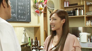 食べ歩きロケでチンポをハメられても笑顔で演技するレポーター姉さん