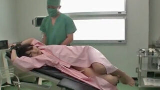 眠っている女性にいたずらする診察台のシーン