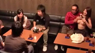 目の前でセックスするカップルに興奮し、素人が参加してスワッピングが始まる。