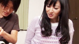 媚薬入りのお茶を飲ませた母親が、息子と相姦に至る変態息子の話題