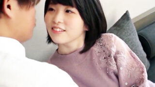 可愛い美巨乳の女性が、大きなペニスで深く突かれ、喘ぎながら感じる情熱的なセックス。