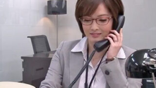 オフィスでセクハラに耐えた人妻OLが輪姦される