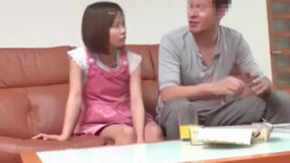 義理のパパと入浴し身体関係を結ぶガチロリ娘