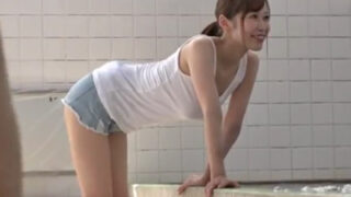 お風呂屋で痴女店員が性器を洗うサービス