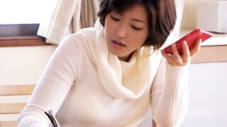 貯金を浪費し、借金返済のために背徳感を抱く妻