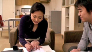 単身赴任中の欲求不満妻が自宅で男性と即ハメ三昧