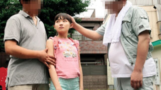 147cmのロリ娘の割れ目を売って生活する変わり者の父親