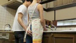 セクシママが息子と密かにハメ撮り