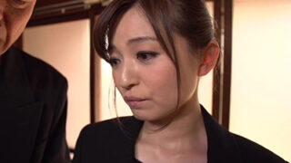 巨根で貫かれ、儚くも濡れる未亡人