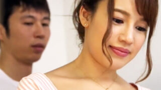 先輩がバレるのを恐れ、後輩の美少女店員を店内でセクハラレイプ