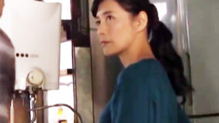 息子に迫られ、口でご奉仕する熟女ママ