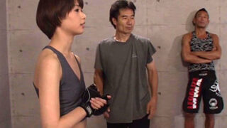 男性の力に劣る女性の護身術インストラクター