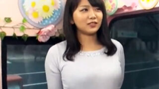 大胸JDが素股でパンツにシミが付いたので、すぐにズポっと挿入して中出しした。