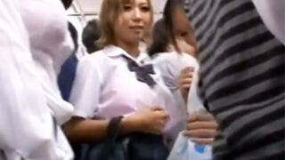 金髪JKが車内で痴漢に熱中。